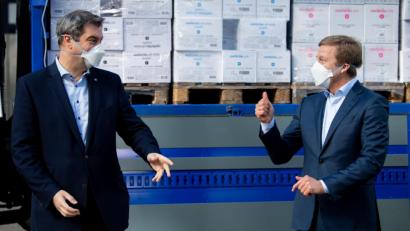 Bild: Sven Hoppe/dpa
Markus Söder (links, CSU), Ministerpräsident von Bayern, und Oliver Zipse, Vorstandsvorsitzender der BMW AG, nehmen an einem Pressetermin auf dem Werksgelände teil. Der Autobauer BMW will in der Corona-Kirse in die Produktion von Atemschutzmasken einsteigen.
