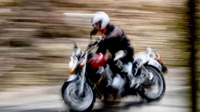 Bild: Peter Steffen/dpa
Eine Spritztour mit dem Motorrad ist nicht mehr erlaubt.