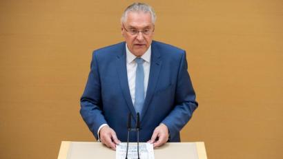 Bild: Sven Hoppe/dpa
Joachim Herrmann (CSU), Innenminister von Bayern, spricht im bayerischen Landtag.