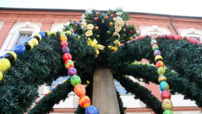 Bild: Gabi Schönberger
Der Osterbrunnen in Neustadt soll ein Zeichen der Lebensfreude trotz Krise sein.
