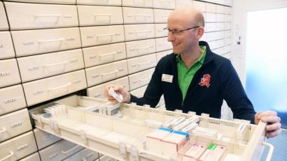 Bild: Gabi Schönberger
Leere Fächer in der Apothekerschublade: Martin Wolf, Inhaber der Rosen-Apotheke in Vohenstrauß und Sprecher des Apothekerverbands, zeigt die Auswirkungen der Lieferengpässe bei über 200 Medikamenten. Sein Team versucht, für betroffene Patienten Alternativen zu finden.