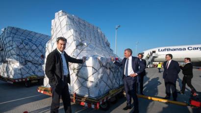 Bild: Matthias Balk/dpa
Markus Söder und Carsten Spohr, Vorstandsvorsitzender der Deutschen Lufthansa AG, stehen am Flughafen in München neben einer Lieferung von Schutzmasken.