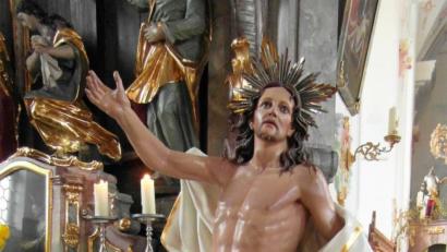 Bild: hl
Die Figur war bisher schon in verschiedenen Ortender Region zu sehen und hat über Ostern ihren Platz in der Waldecker Pfarrkirche St. Johannes Nepomuk gefunden. Das beil. Foto zeigt sie in der Pfarrkirche.