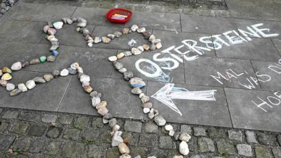 Bild: Petra Hartl
Vor der Erlöserkirche liegen Stifte und Steine bereit. Wer mag, darf hier seiner kreativen Ader freien Lauf lassen und Hoffnung spenden.