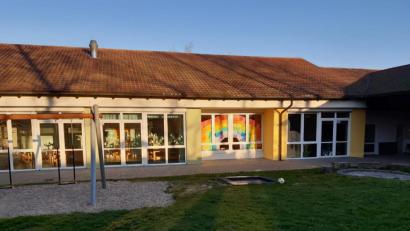 Bild: exb/Gemeinde Kulmain
Der bunte Regenbogen leuchtet in allen Farben. Er gibt den Kindern Hoffnung und jeder einzelne Teil von ihm ist so individuell wie jedes Kind.