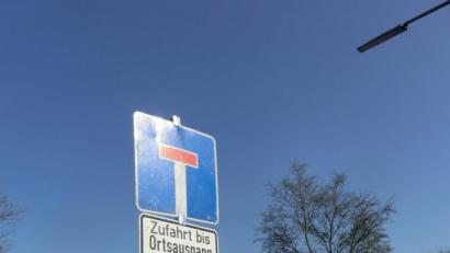 Bild: kgg
Die Hinweiser auf die Sperrung der Staatsstraße 2175 waren am Donnerstag noch zur Seite gedreht und somit für Autofahrer nicht sichtbar.