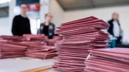 Bild: Sven Hoppe/dpa
Wahlhelfer bei der Auszählung der Briefwahl.