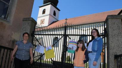 Bild: sne
Wenn schon kein Ostergottesdienst stattfinden soll, kann man zumindest Botschaften am Kirchengatter hinterlassen. Corinna Pfeiffer, Anastasiia und Elena machen es vor.