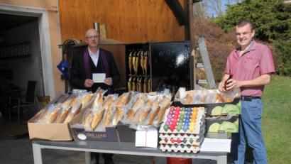 Bild: frd
Zu jeder der 80 Fisch-Lieferungen legte Pfarrer Herbert Rösl (links) christliche Ostergrüße bei. Er dankte Stephan Gäbl für die Aktion, deren Erlös der Kinderkrebshilfe zugute kommt.