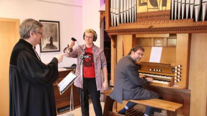 Bild: cog
Dekan Karlhermann Schötz, Jonas Hennecke und Dekanatskantor Gerd Hennecke (von links) nehmen die Osterandacht auf, die die Gemeindeglieder der Christuskirche im Internet anschauen können.