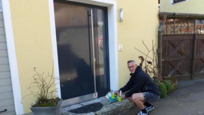 Bild: sl
Kindergartenleiter Patrick Schu stellt die Osternester für die Kindergarten- und Schulkinder vor den Haustüren ab.