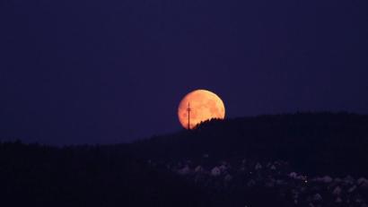 Bild: exb
Wolfgang Weigl aus Ammersricht fotografierte den Supermond über Poppenricht.