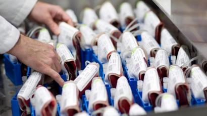 Bild: Friso Gentsch/dpa
Unikliniken stellen aus Blutspenden von positiv Getesteten, die mittlerweile wieder gesund sind, Blutplasma her. Dieses könnte schwerkranken Covid-19-Patienten helfen.