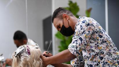 Bild: Dan Peled/AAP/dpa
Auch das Tragen einer Mundschutzmaske hat bayerische Friseursalons nicht vor der Schließung bewahrt. Bis vorerst 19. April müssen die Bürger sich die Haare selber schneiden.