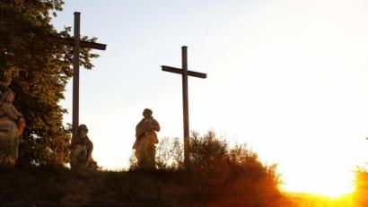 Bild: Hans Meindl
Die Kreuzigungsgruppe auf dem Kalvarienberg in Gebenbach.