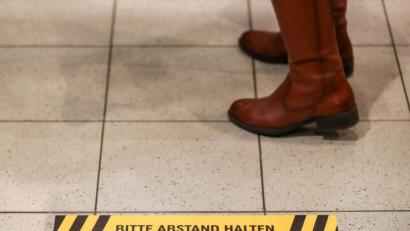 Bild: Jan Woitas/dpa
Abstand halten heißt es derzeit nicht nur im Supermarkt, sondern auch auf dem Friedhof und beim Sport.