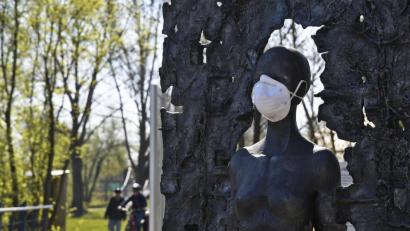 Bild: Petra Hartl
Gut geschützt wartet die Dame aus Metall auf das Ende der Coronakrise.