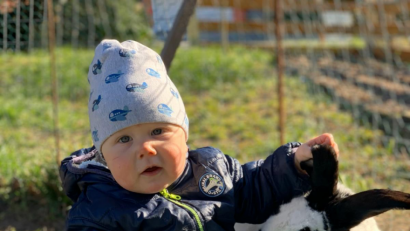 Bild: exb
Auf Kuschelkurs mit dem Osterhasen. Der einjährige Jakob aus Püchersreuth stellt sich vorsichtshalber mal mit Rudi gut.
