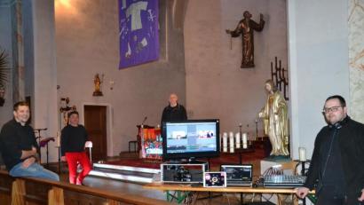 Bild: gi
Möglich gemacht haben die Übertragung der Ostergottesdienste aus der Pfarrkirche St. Peter und Paul Moosbach per Livestream Stefan Rappl, Sandro Stefinger und Manuel Balk (von links). Pfarrer Josef Most (dahinter) dankt den engagierten Männern.