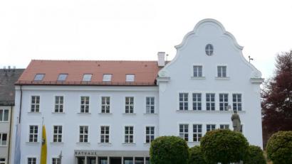 Archivbild: kgg
In den Postkasten des Rathauses in Waldsassen können selbstgenähte Mund- und Nasenmasken oder Einmalmasken eingeworfen werden. Sie werden von der Stadt gesammelt und dann gespendet.