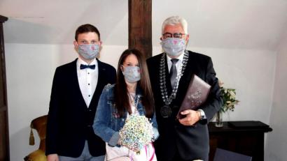 Bild: prh
Sie haben sich trotz Corona-Krise und Ausgangsbeschränkung getraut und vor dem Standesbeamten Bürgermeister Rupert Troppmann das Ja-Wort gegeben: Matthias und Lena Bösl.