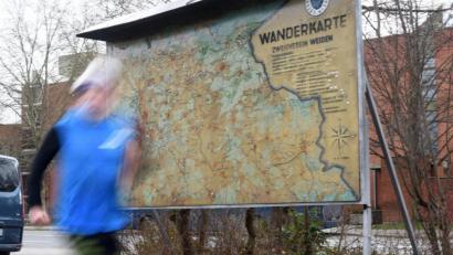 Bild: Gabi Schönberger
Ludwig Kreutzer beginnt seine Touren an der Wandertafel, die sich am zentralen Großparkplatz "Naabwiesen" im Weidener Zentrum befindet.