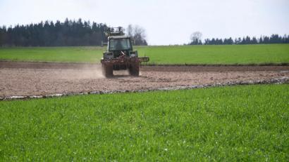 Symbolbild: Gabi Schönberger
Landwirte, die Felder in Tschechien bewirtschaften, dürfen die Grenzen wieder einfacher passieren.