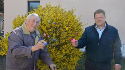 Bild: jr
Für den Zweiten Bürgermeister Stefan Grillmeier läuft's: Am 1. Mai tritt er das Amt des Stadtoberhaupts an. Und jetzt gewann er ein vorgezogenes Eier-Duell gegen Willi Schneider. Die öffentliche Traditionsveranstaltung muss dieses Jahr entfallen.