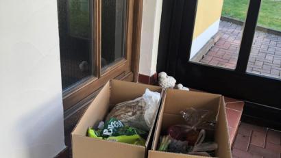 Bild: exb
Der Einkaufsservice in Waldsassen stellt die bestellten Waren vor der Haustüre ab.