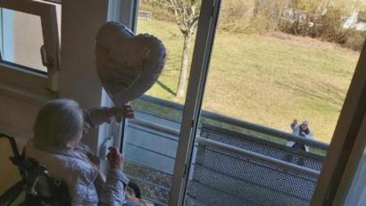 Bild: Seniorenzentrum Radrunde/dpa/dpa
Renate und Georg Tahler feiern ihren Hochzeitstag am Fenster eines Seniorenheims.