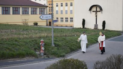 Bild: sck
Pfarrer Marek Flasinski (rechts) zog in Begleitung von Mesner Günther Kraus durch die Stadt.