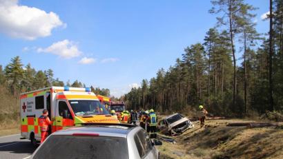 Bild: jma
Auf der Staatsstraße 2166 kam es zu einem schweren Unfall. Vorne das Auto des Unfallverursachers, hinten das Taxi.