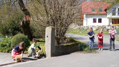 Bild: fvo
Den Brauch des Ratschens pflegen (von links) Betty Simmerl (7 Jahre alt) und ihr Bruder Toni (8) sowie die Nachbarmädchen Hanna (8), Alena (7) und Eliane (9) Tretter. Nicht im Bild: Leon (5), Emilia (4) und Jonas (2) Lindner sowie Christian (4) und Johanna (2) Fichtl.