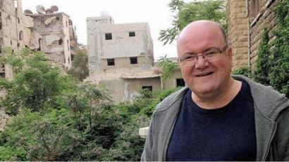 Bild: Jesuitenmission
Der Jesuitenpater Sami Hallak in den Ruinen im syrischen Aleppo. 	Bild: Jesuitenmission