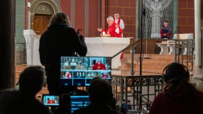 Bild: Christophe Gateau/dpa
Viele Gottesdienste werden in Coronazeiten im Internet übertragen.