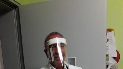 Bild: stg
Allgemeinarzt Dr. Roland Vogel aus Kastl demonstriert, wie ein Full-Face-Schild aussieht. Gefertigt wurde es von Mitarbeitern des Krankenhauses Vohenstrauß.