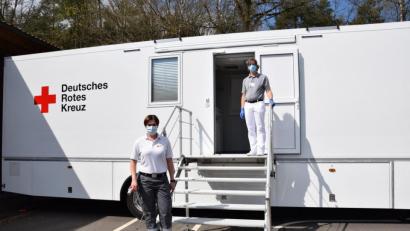 Bild: exb/Claudia Prößl
Dr. Martin Poschenrieder (oben rechts) und Arzthelferin Corinna Rewitzer bereiten die mobile Arztpraxis des Landkreises auf den Betrieb vor.
