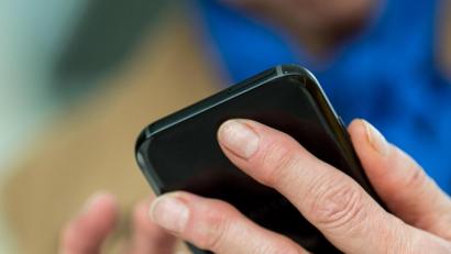 Bild: Sebastian Gollnow/dpa
Die neue App soll Menschen rasch und anonym informieren, wenn sie Kontakt zu anderen hatten, die positiv auf das Coronavirus getestet wurden.