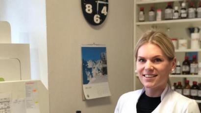Bild: exb
Julia Simon stammt aus Süß bei Hahnbach, lebt in Maxhütte-Haidhof und schießt für die SG Eichenlaub Saltendorf (Landkreis Schwandorf) in der Bundesliga. Die Sportlerin zählt zu den besten Luftgewehr-Schützinnen Deutschlands. In Teublitz arbeitet die 28-Jährige als Apothekerin. In der Coronakrise ist sie in ihrem Job mehr gefordert denn je. Sie und ihre Kollegen arbeiten sieben Tage in der Woche, um Desinfektionsmittel herzustellen.