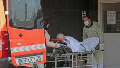 Archivbild: Oliver Berg
Mehr Einsätze, oft mit störender Schutzausrüstung. Das Coronavirus fordert Rettungskräfte sehr.