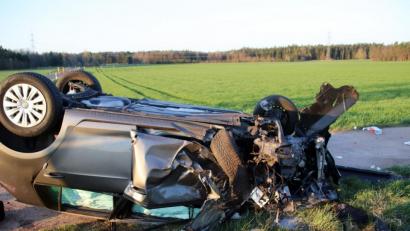 Bild: jma
Der völlig zerstörte Golf auf dem Feldweg.