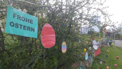 Bild: tk
Max Hartinger aus der 2b der Albert-Schweitzer-Grundschule in Amberg vermisst seine Freunde. Deswegen hatte er die Idee, vor der Schule einen Oster-Treffpunkt einzurichten. Die Kinder hinterlassen dort ihre Grüße.
