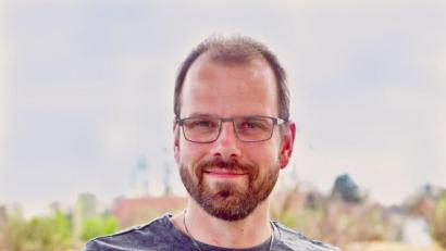 Bild: tat
Der lilafarbene Einband des Ortsfamilienbuchs kommt nicht von ungefähr: Zum Ende des 16. Jahrhunderts war Hahnbach evangelisch geprägt und entsprechend passt lila (als Farbe der Reformation) perfekt ins Bild, erklärt Andreas Sichelstiel.