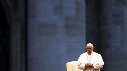 Bild: Yara Nardi
Papst Franziskus erteilt Ende März auf dem wegen der Coronavirus-Pandemie leeren Petersplatz den Sondersegen "Urbi et Orbi".