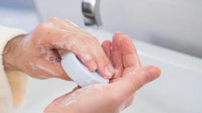 Bild: Christin Klose/dpa
Welche Seife verwende ich am besten zum Abtöten von Coronaviren?