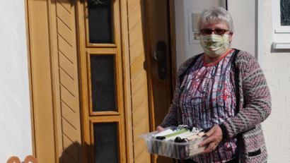 Bild: weu
Die Vorsitzende des Frauenbundes und Koordinatorin der Aktion, Angelika Vogl, brachte die Masken zu den Apotheken.