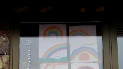 Bild: bjp
Mit Regenbogenbildern und "Bleibt gesund"-Gruß malen Trabitzer Kinder gegen die Corona-Krisenstimmung an.