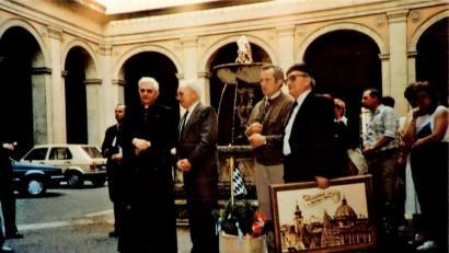 Archivbild: lg
Kardinal Joseph Ratzinger (links) empfing vor 33 Jahren die Oberviechtacher mit Bürgermeister Josef Spichtinger, Stadtrat Ludwig Berger und Pfarrgemeinderatsvorsitzenden Michael Malterer (mit Geschenk) an der Spitze.