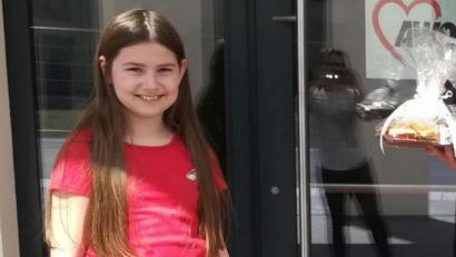 Bild: gz
Stellvertretend für die Malkinder übergab Mia-Sophie Gawel die österlichen Geschenke an die AWO.