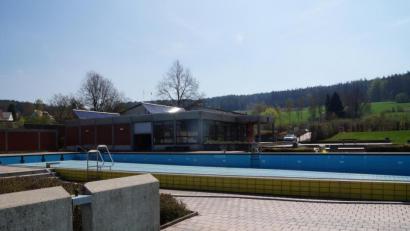 Bild: weu
Noch herrscht im Freibad in Oberviechtach gähnende Leere. Wenn es nach Bademeister Reinhard Klein geht, könnte sich das bald ändern. Er schätzt, 2020 wird das Jahr der lokalen Freibäder.